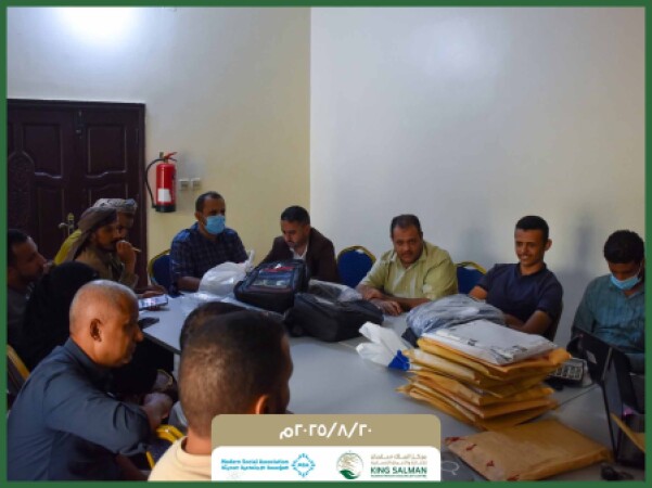 فتح مظاريف مناقصة توفير وتسليم (6,347) حقيبة دراسية بمحافظة لحج